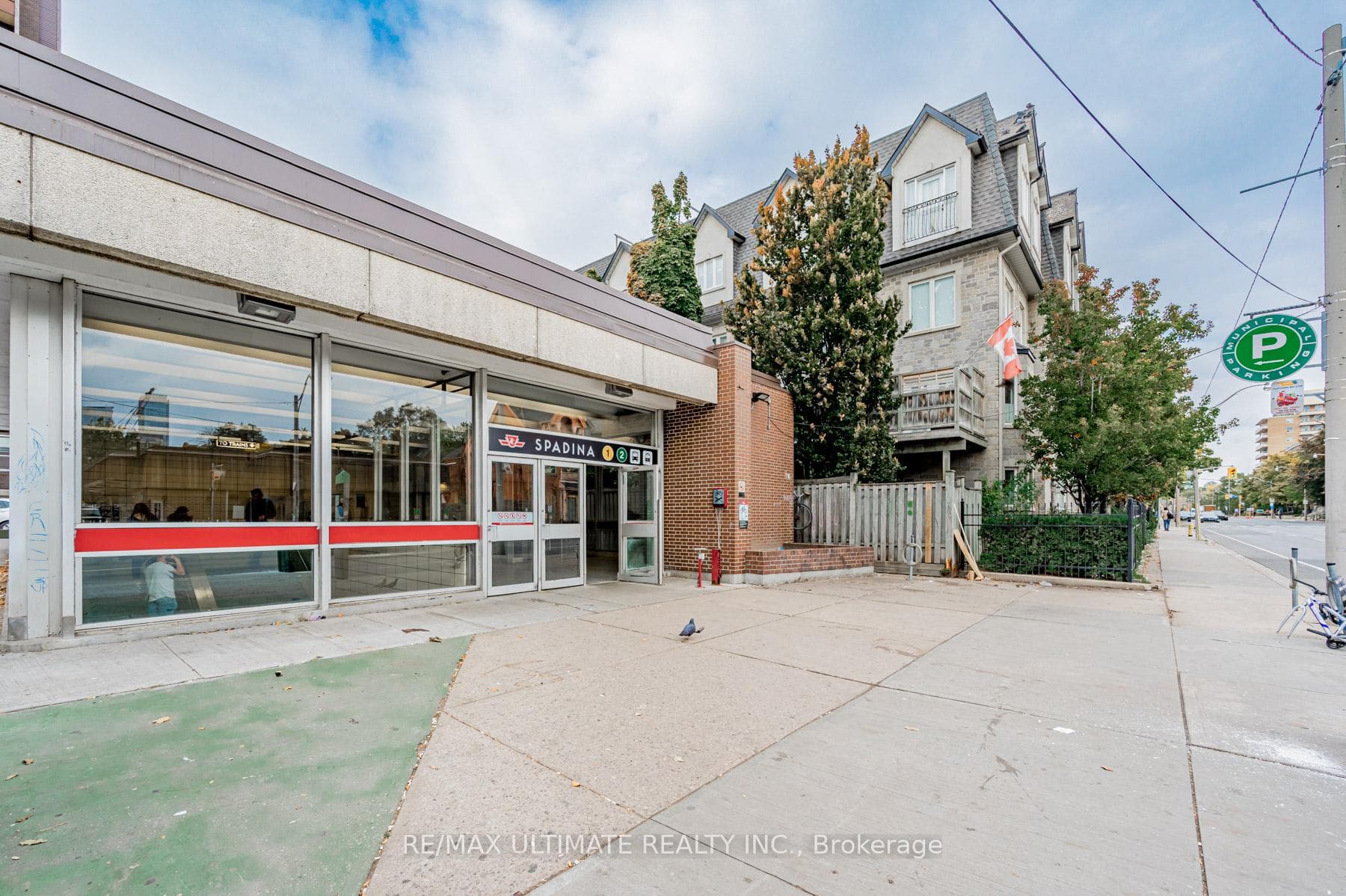spadina subway station