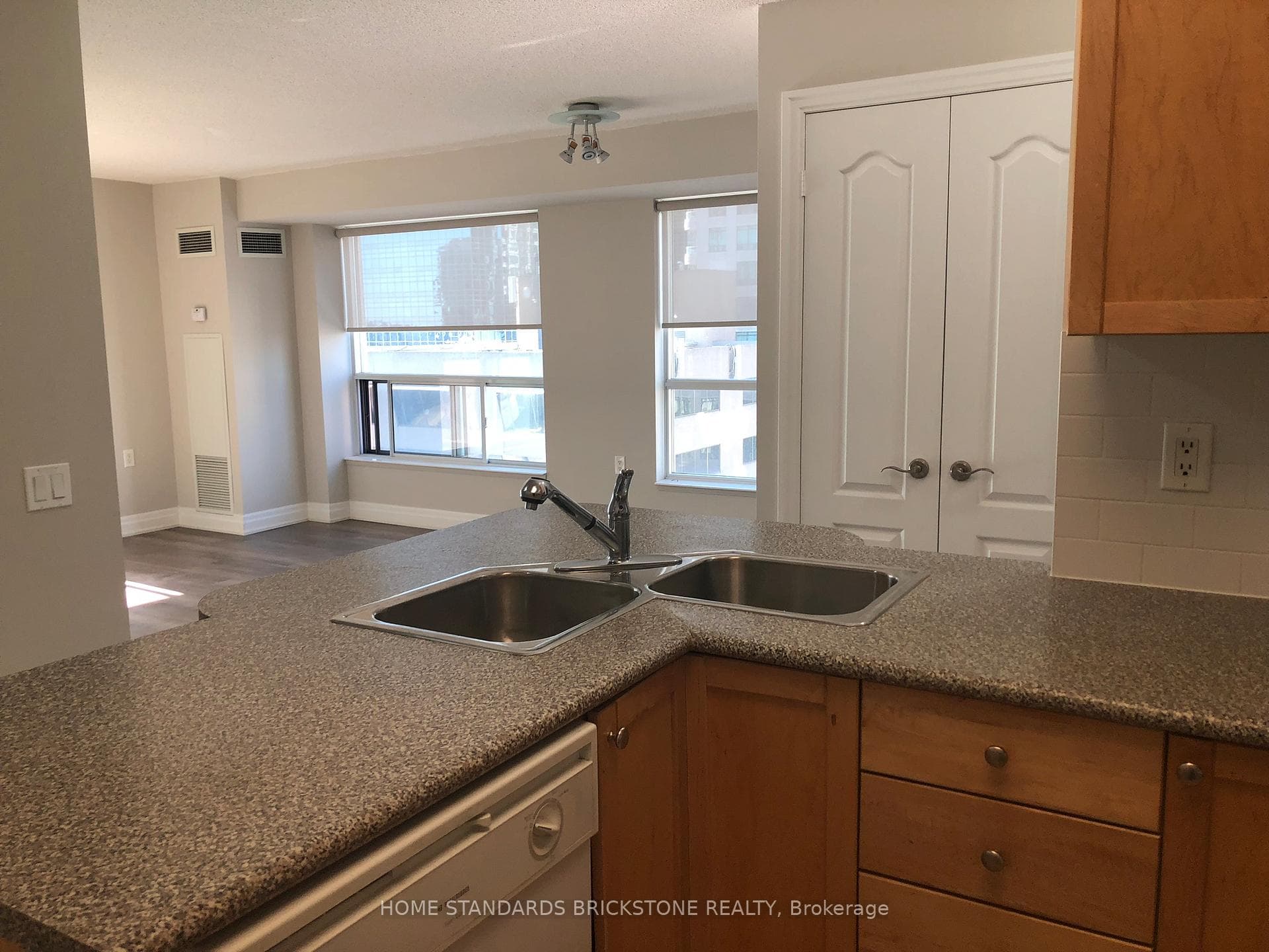 21 Hillcrest Avenue Unit 1608 photo 16