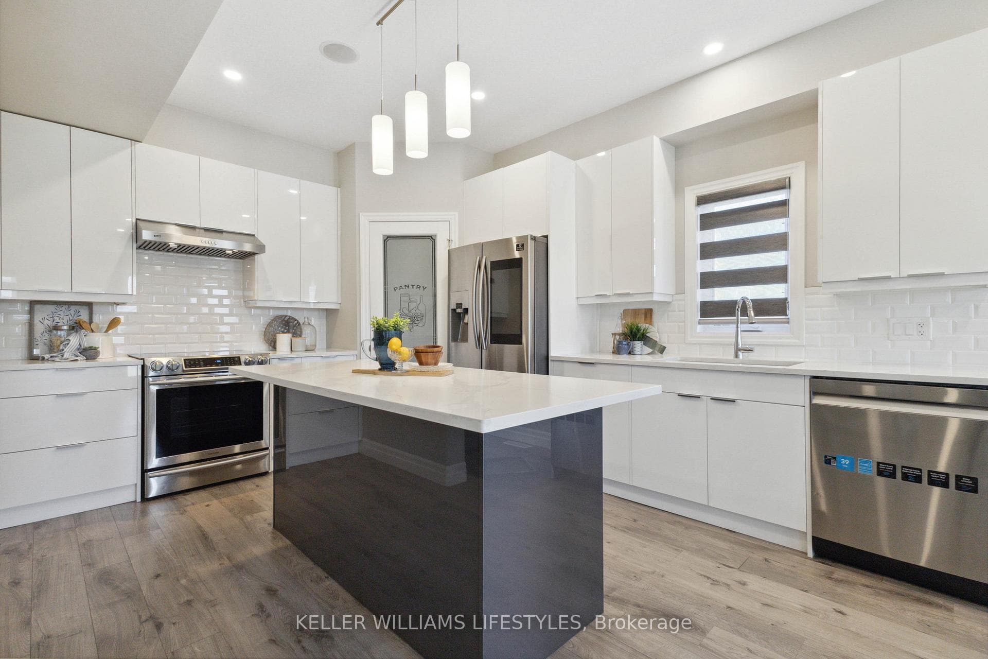 815 Sarnia Road photo 16