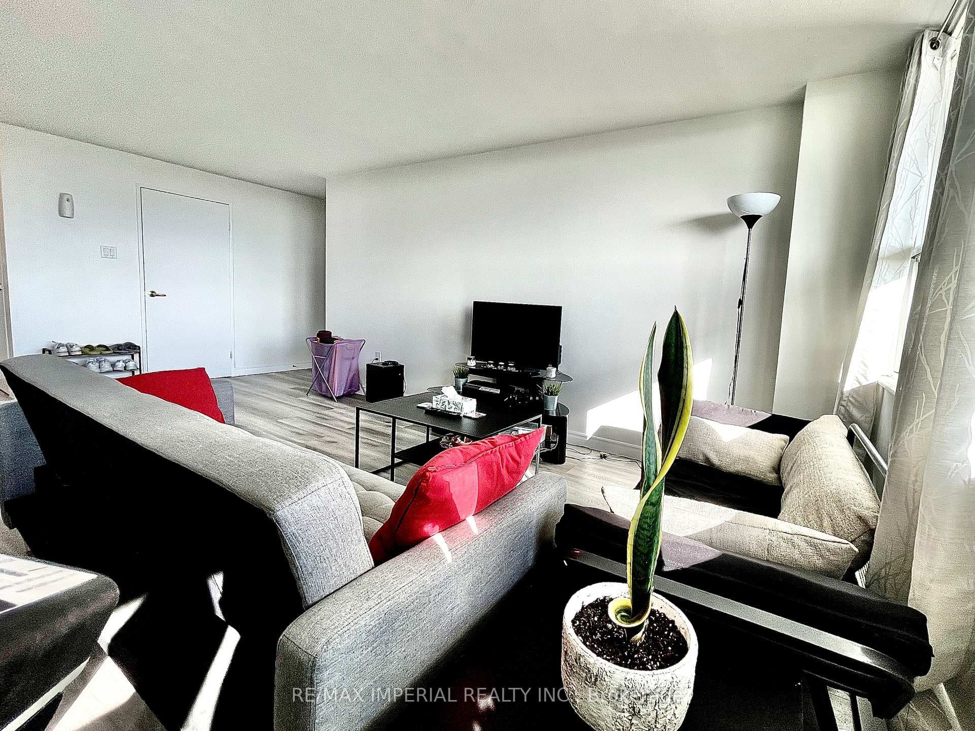 270 Palmdale Drive Unit 1807 photo 8