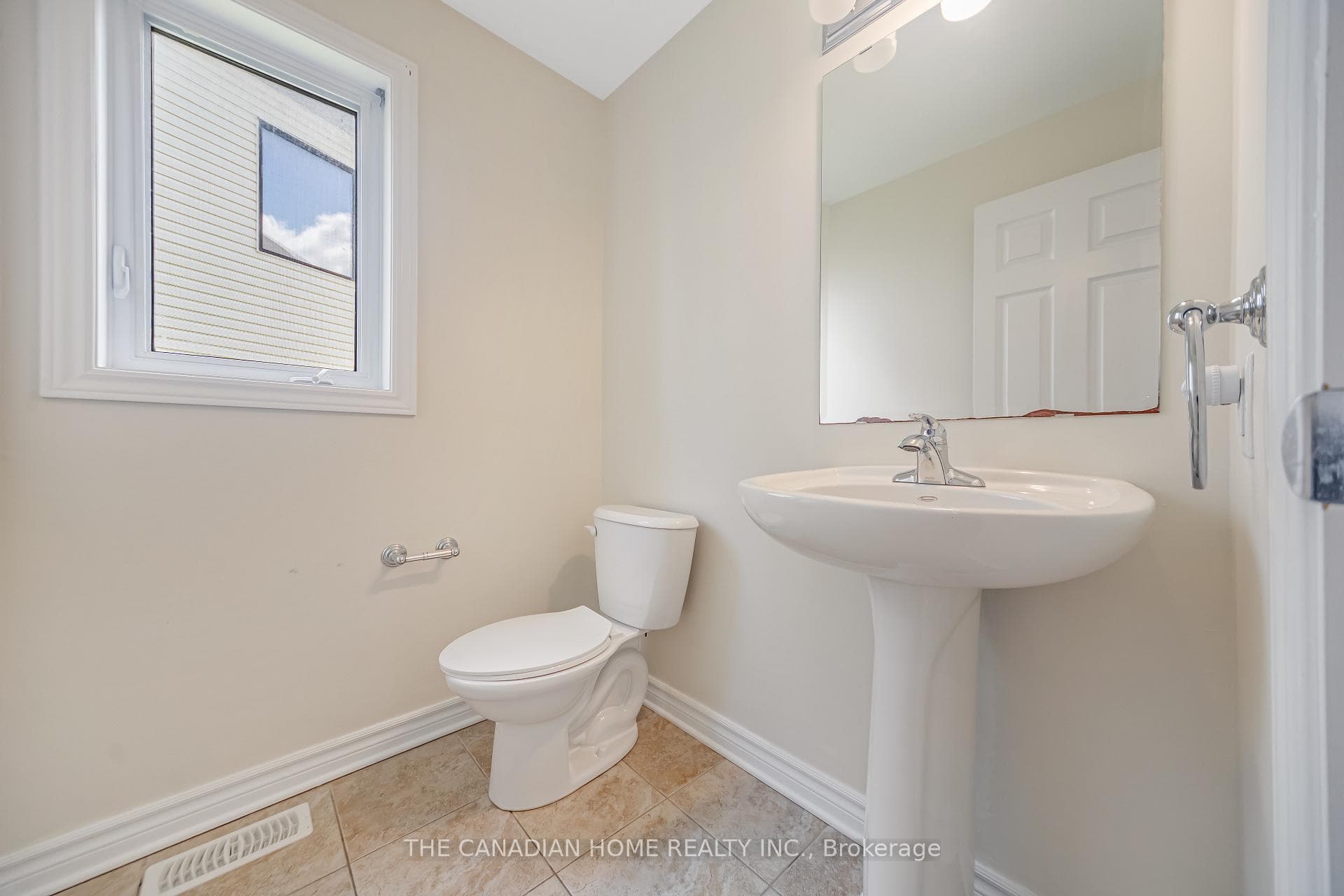 223 Garrity Crescent photo 11