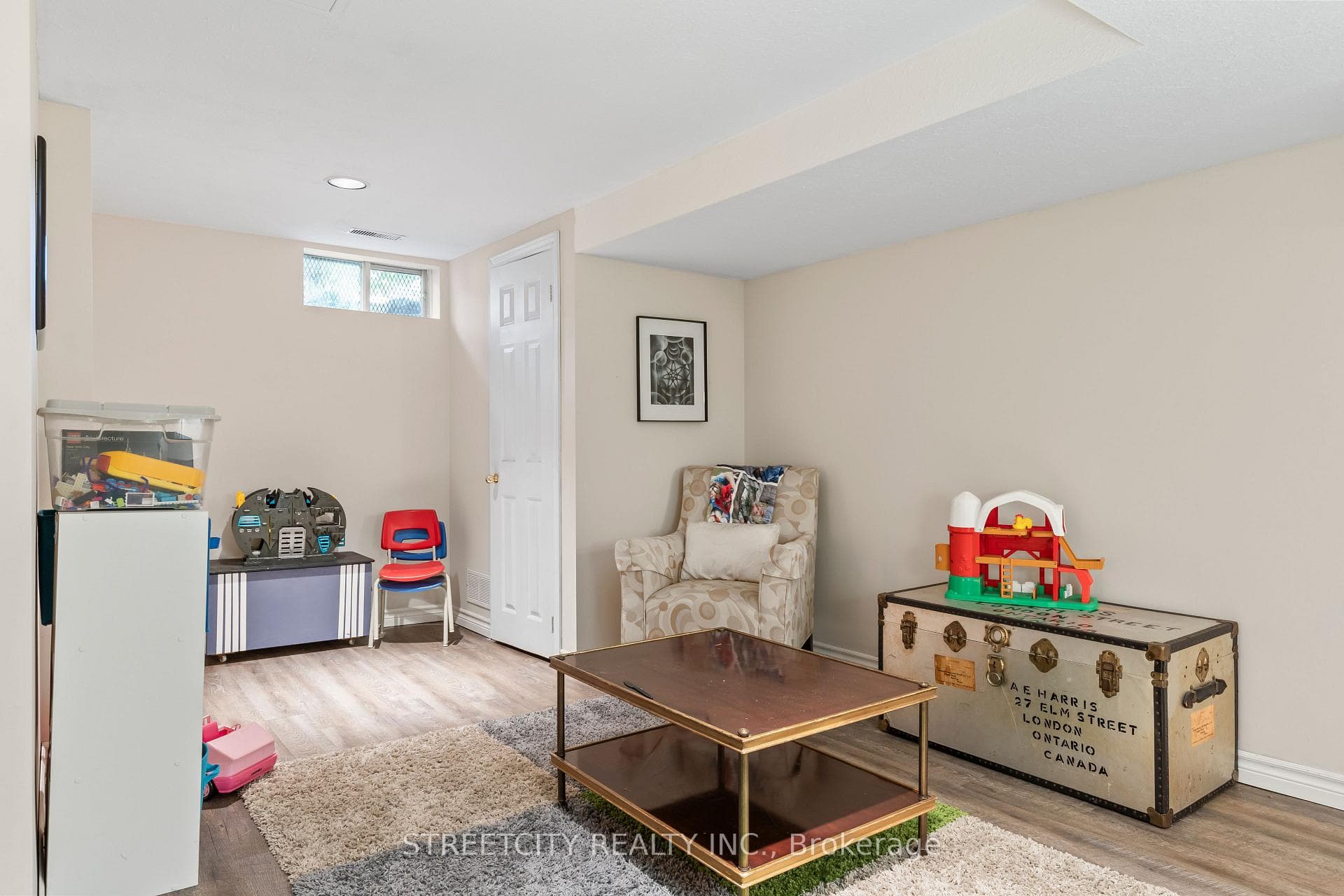 2 Parkside Crescent photo 30