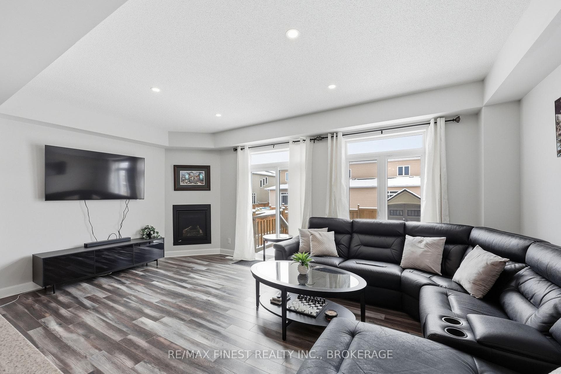 1553 Davenport Crescent photo 15