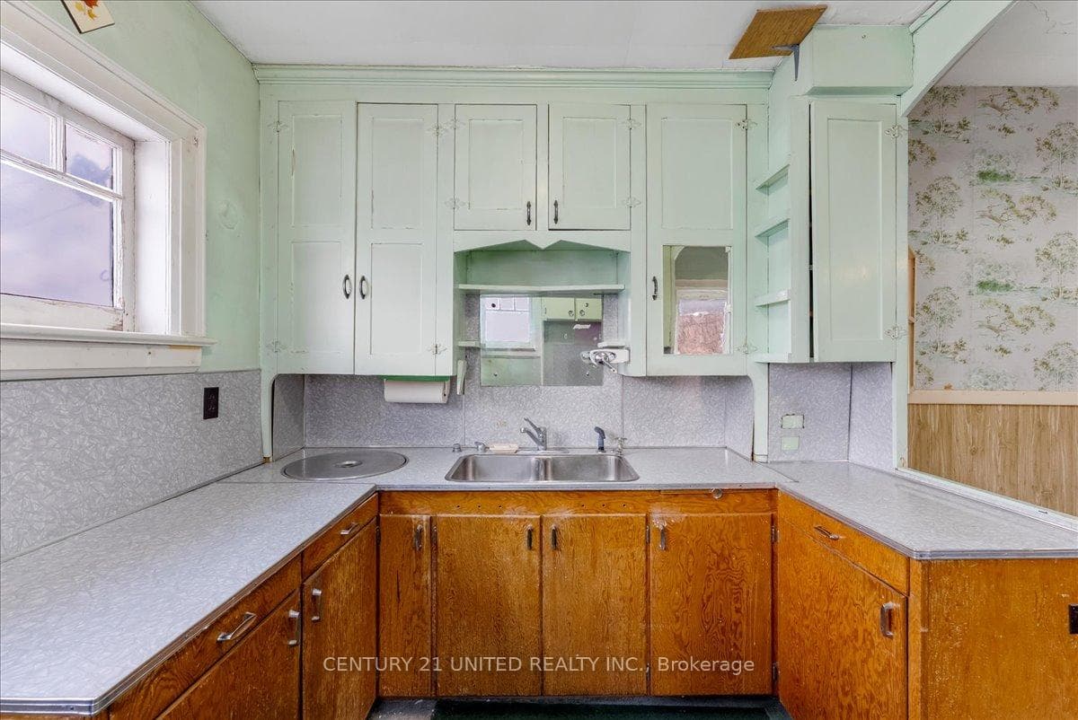 590 Douglas Avenue photo 14