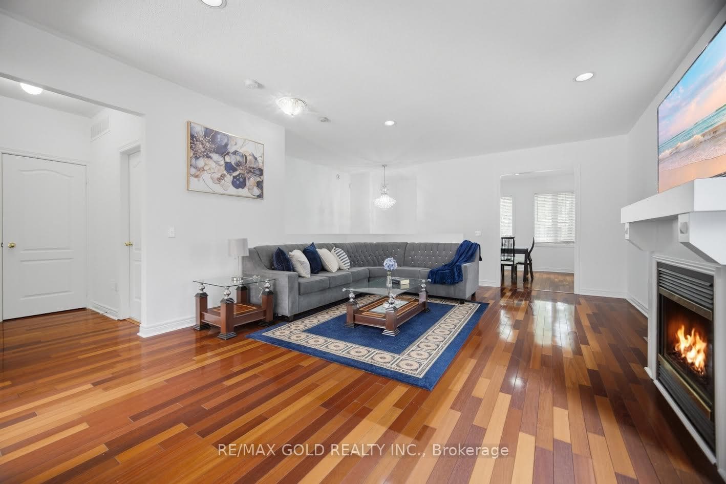 25 Treeline Boulevard photo 10