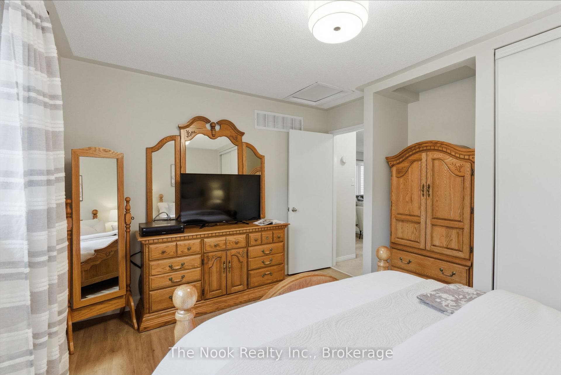 1139 Ridgemount Boulevard photo 24
