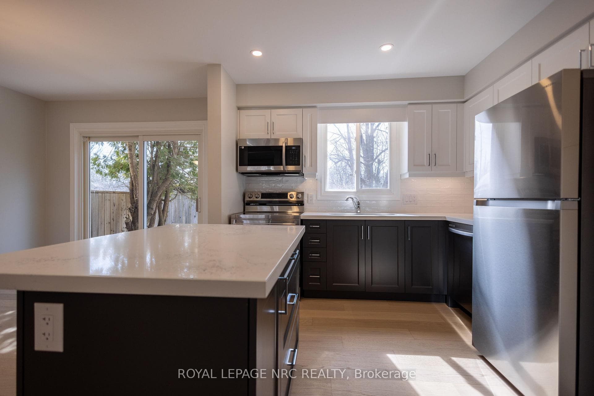 8084 LYNHURST Drive photo 4