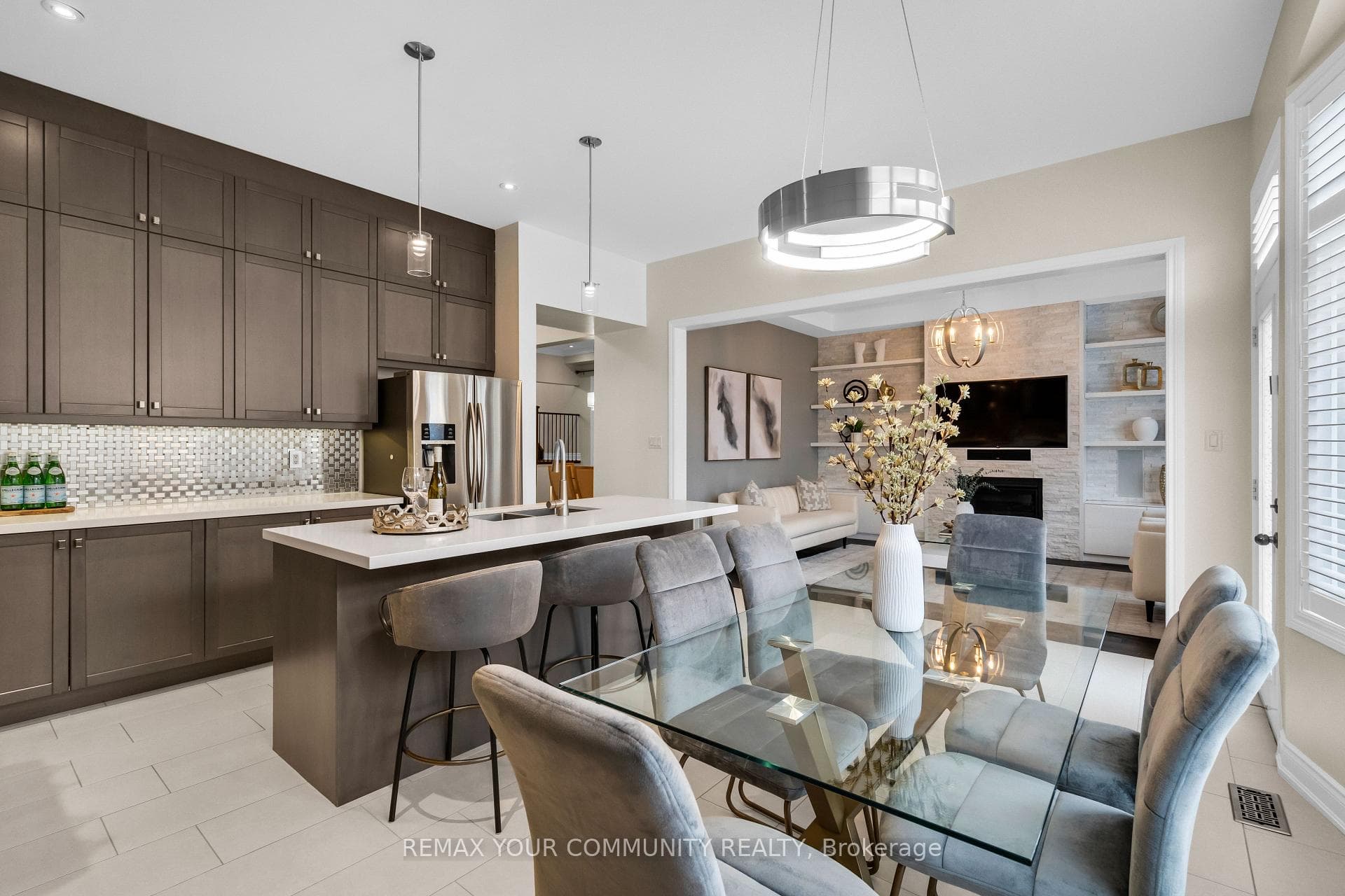 8 King Boulevard photo 7