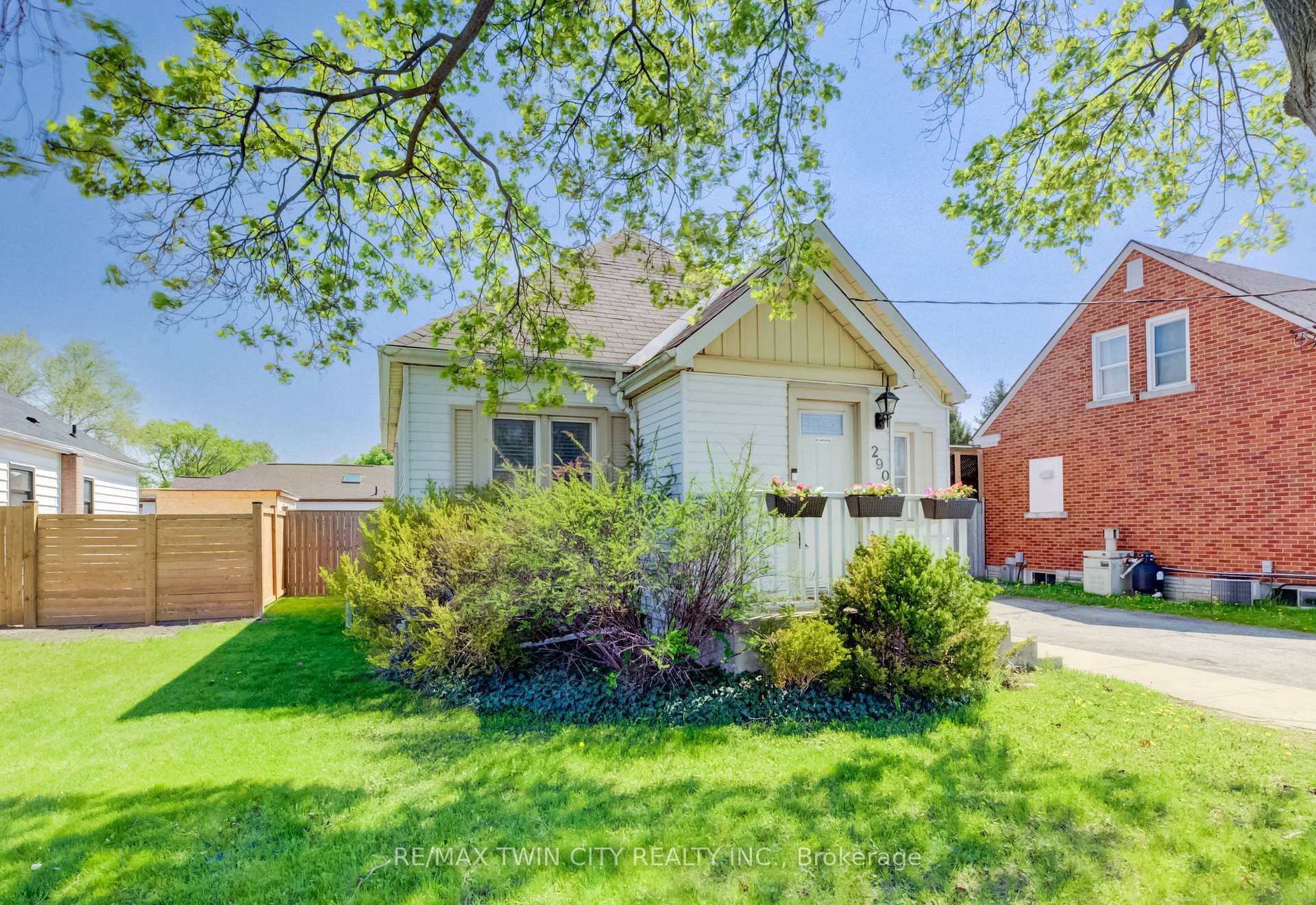 290 Lancaster Street photo 1