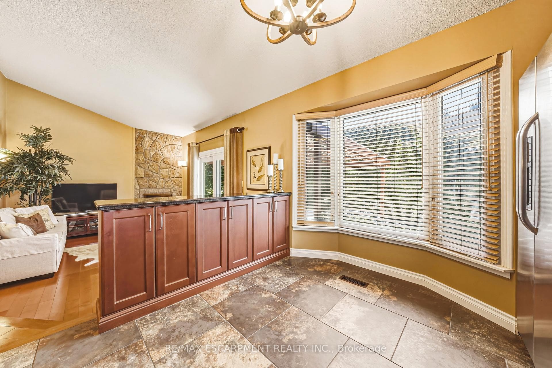 577 Tomahawk Crescent photo 18