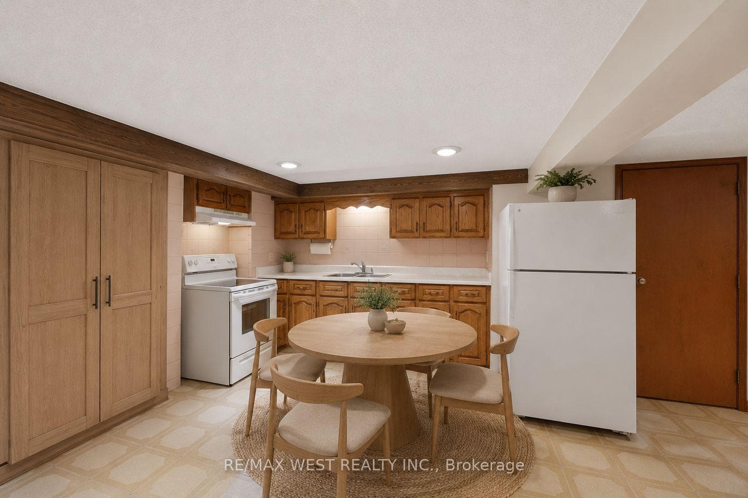 280 Westmount Avenue photo 42