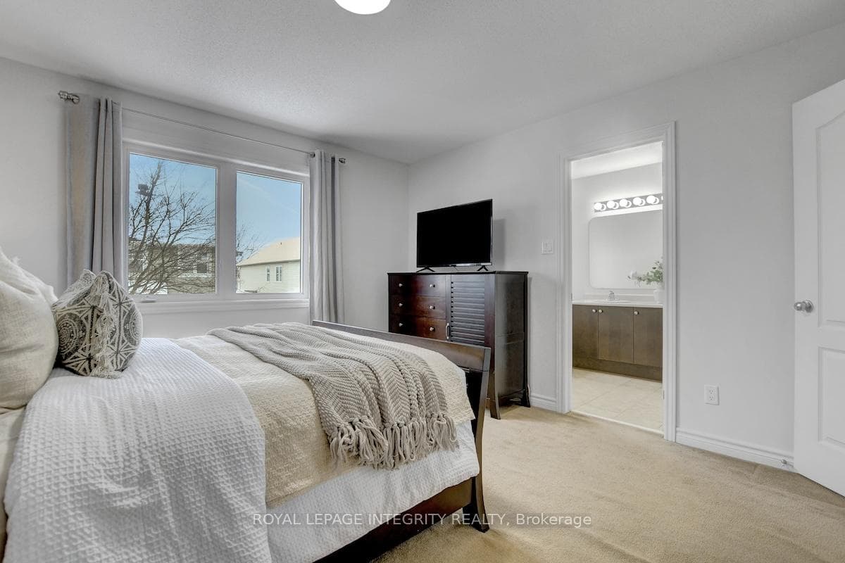 376 Horseshoe Crescent photo 25