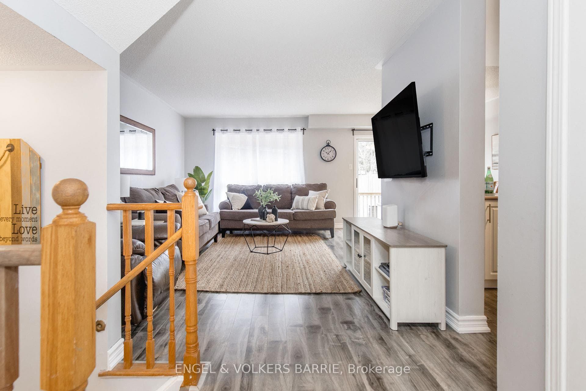154 PICKETT Crescent photo 8