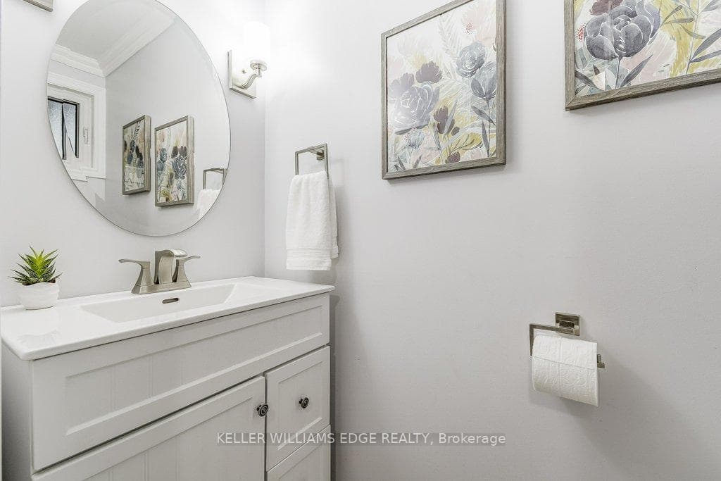 2438 Malcolm Crescent photo 16