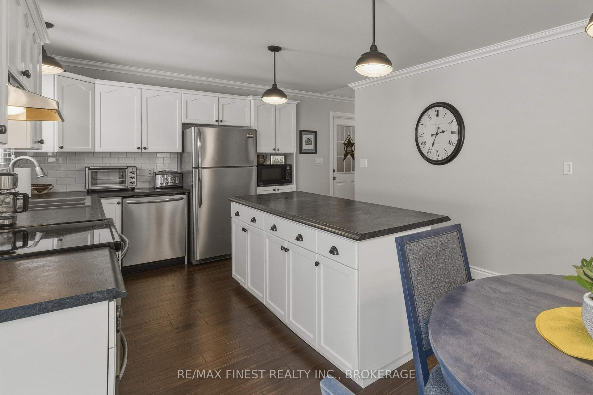 320 Friarhill Crescent photo 12