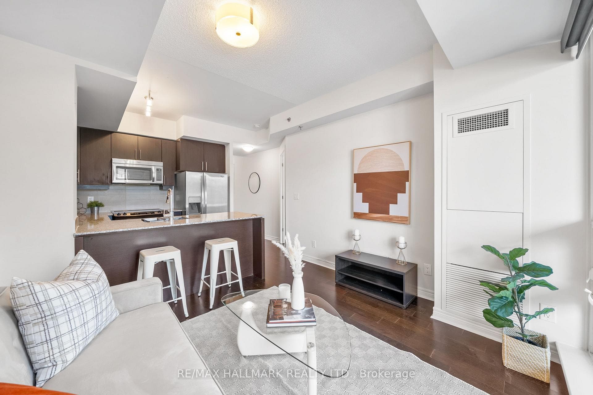 2756 Old Leslie Street Unit 208 photo 6