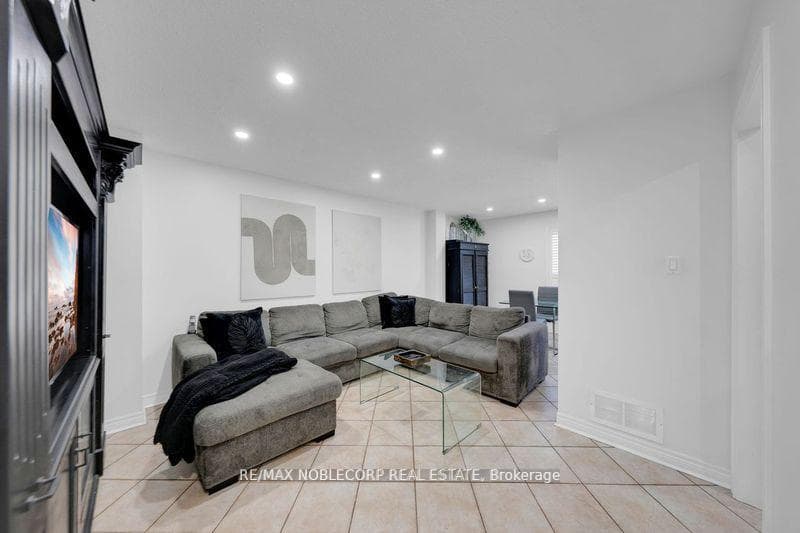 5 Manorwood Court photo 9