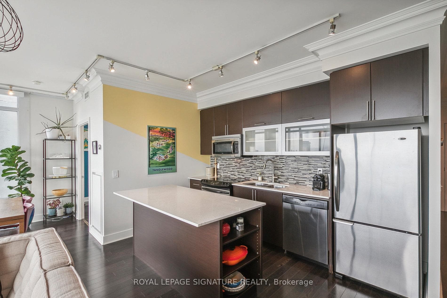 KITCHEN WITH CORNICE MOLDINGS & TRAK LITES