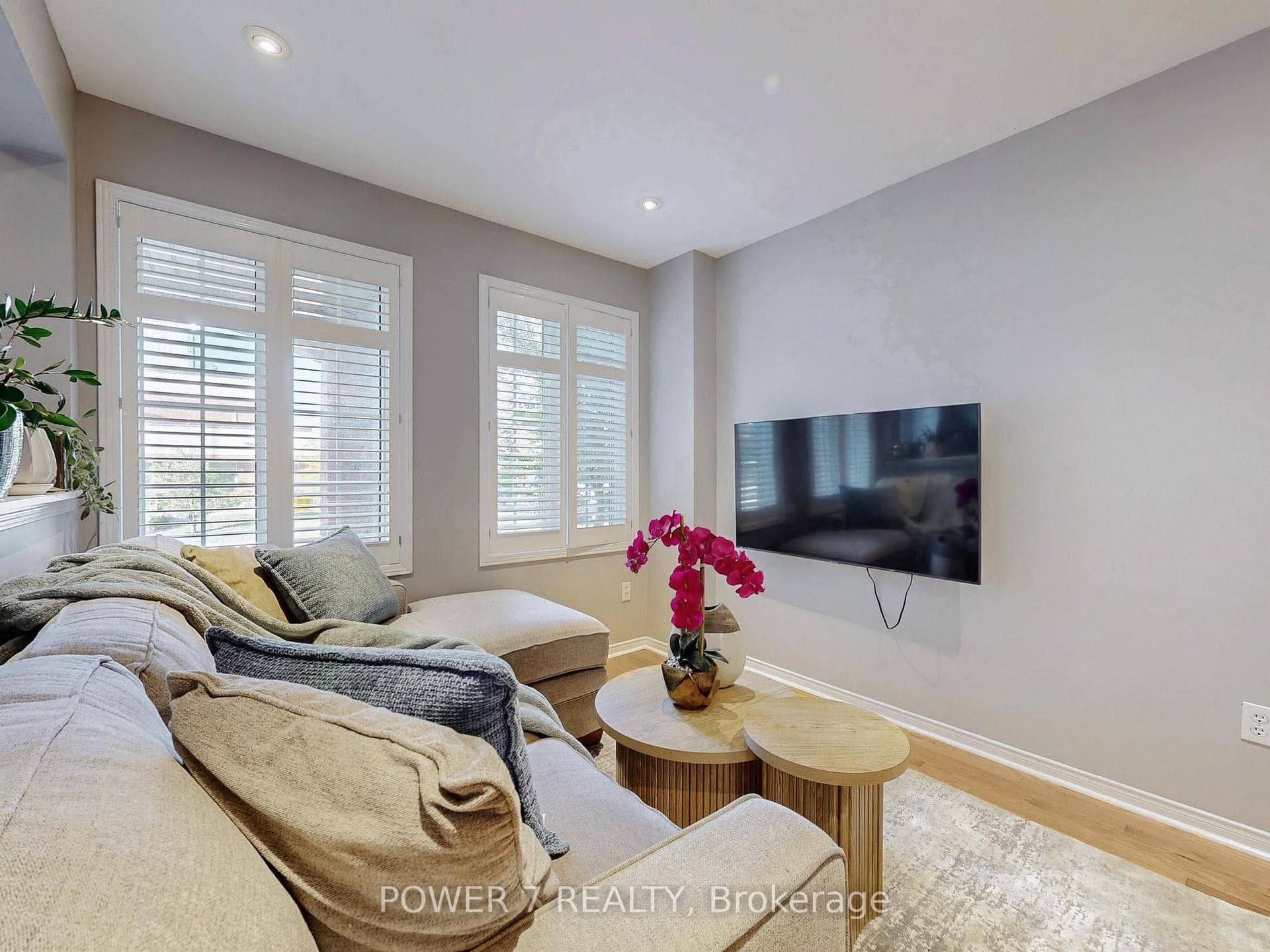379 White's Hill Avenue photo 4