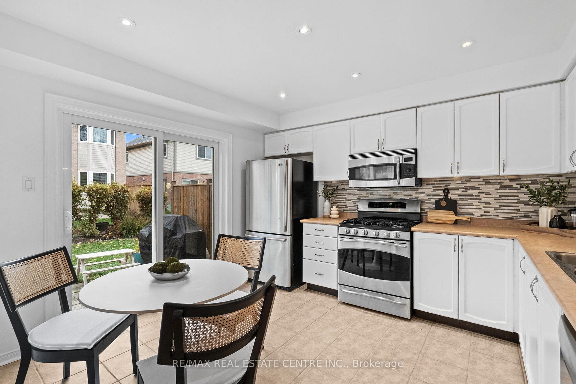 527 Ravenstone Court photo 18