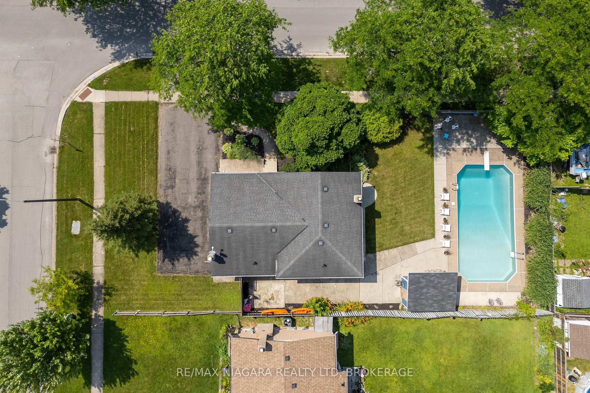 8229 Rideau Street photo 4