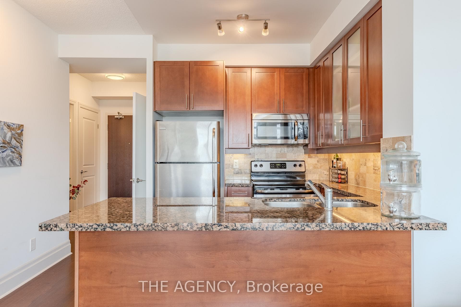 111 Upper Duke Crescent Unit 619 photo 4