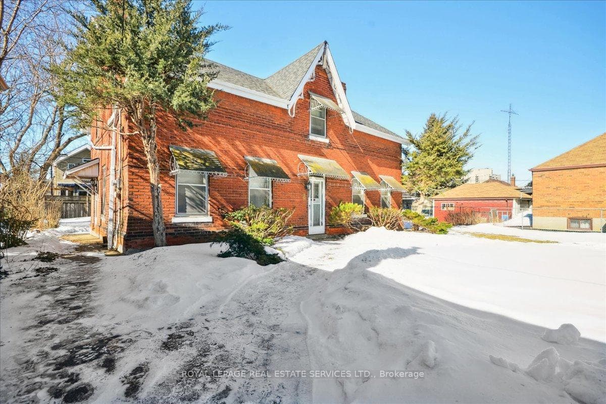 8 Arnold Avenue photo 5