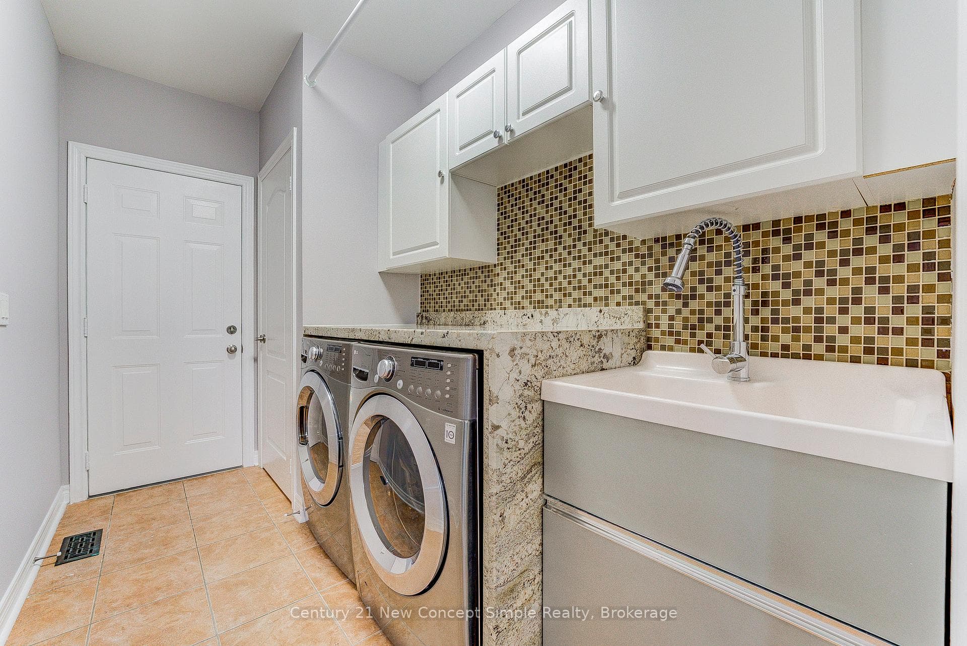 60 Regatta Avenue photo 42