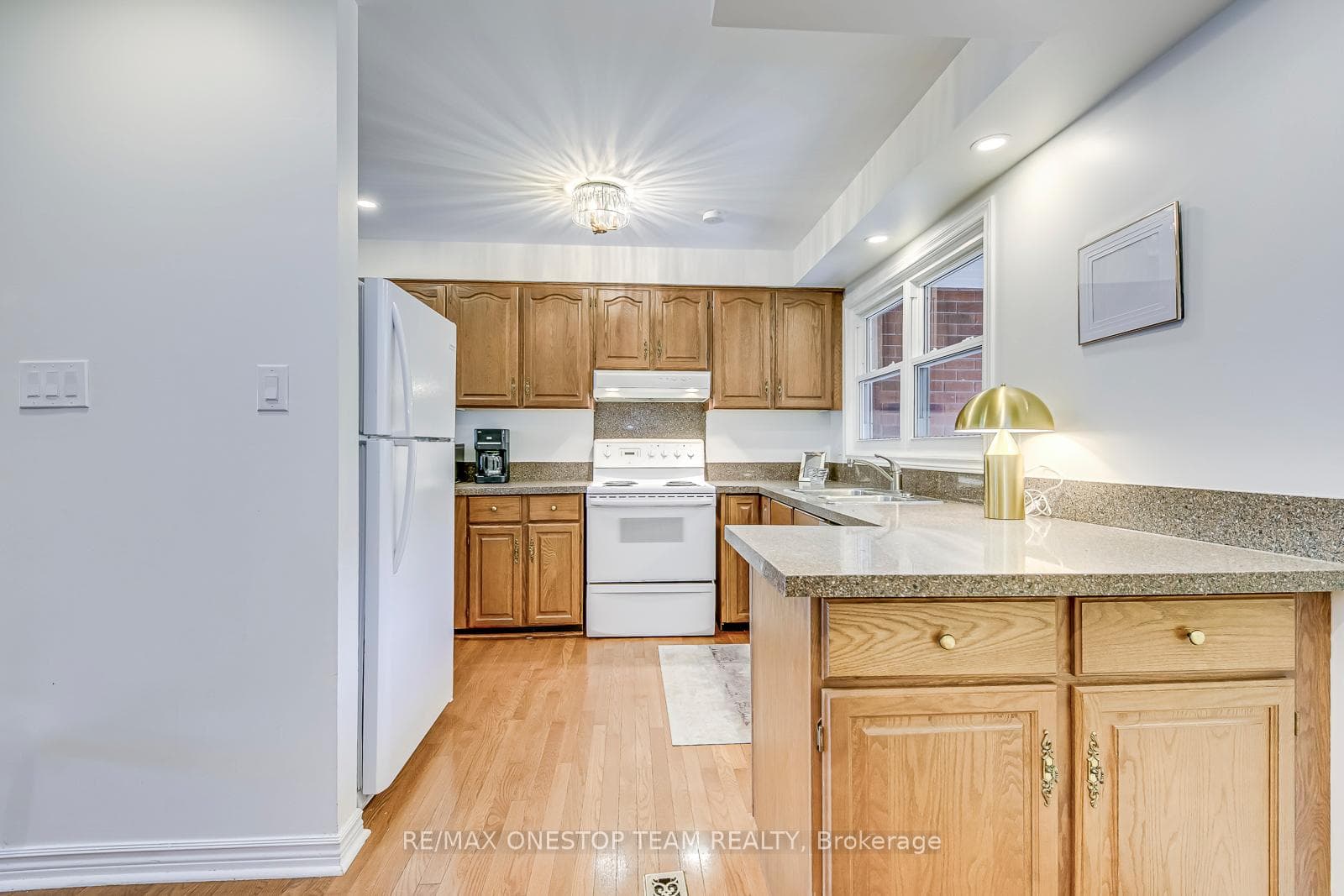 1068 Queens Avenue photo 5