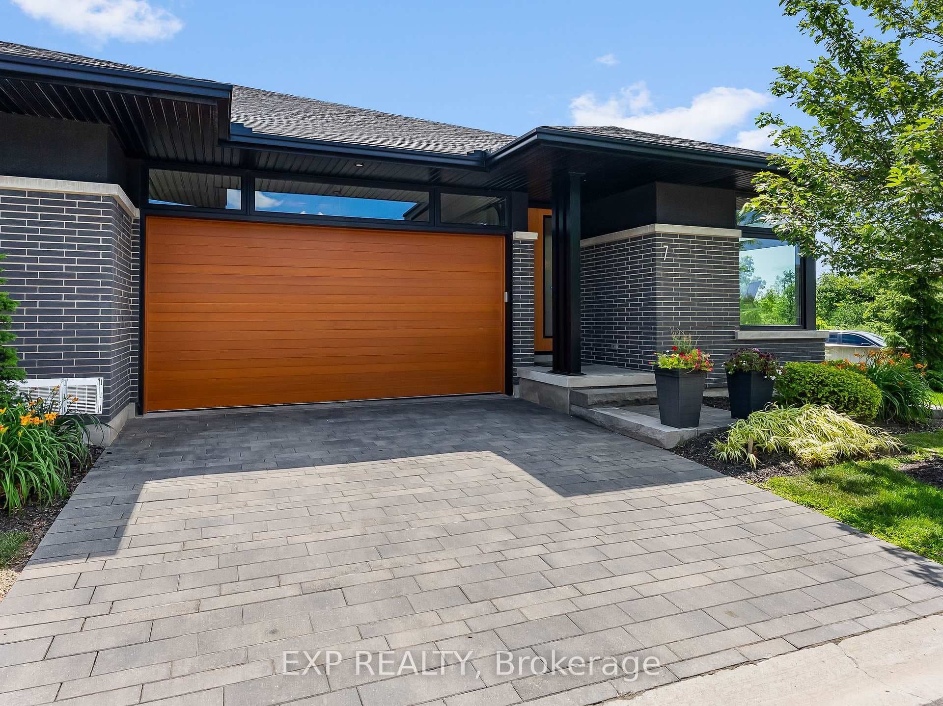 Welcome home to 7 Taliesin Trail!