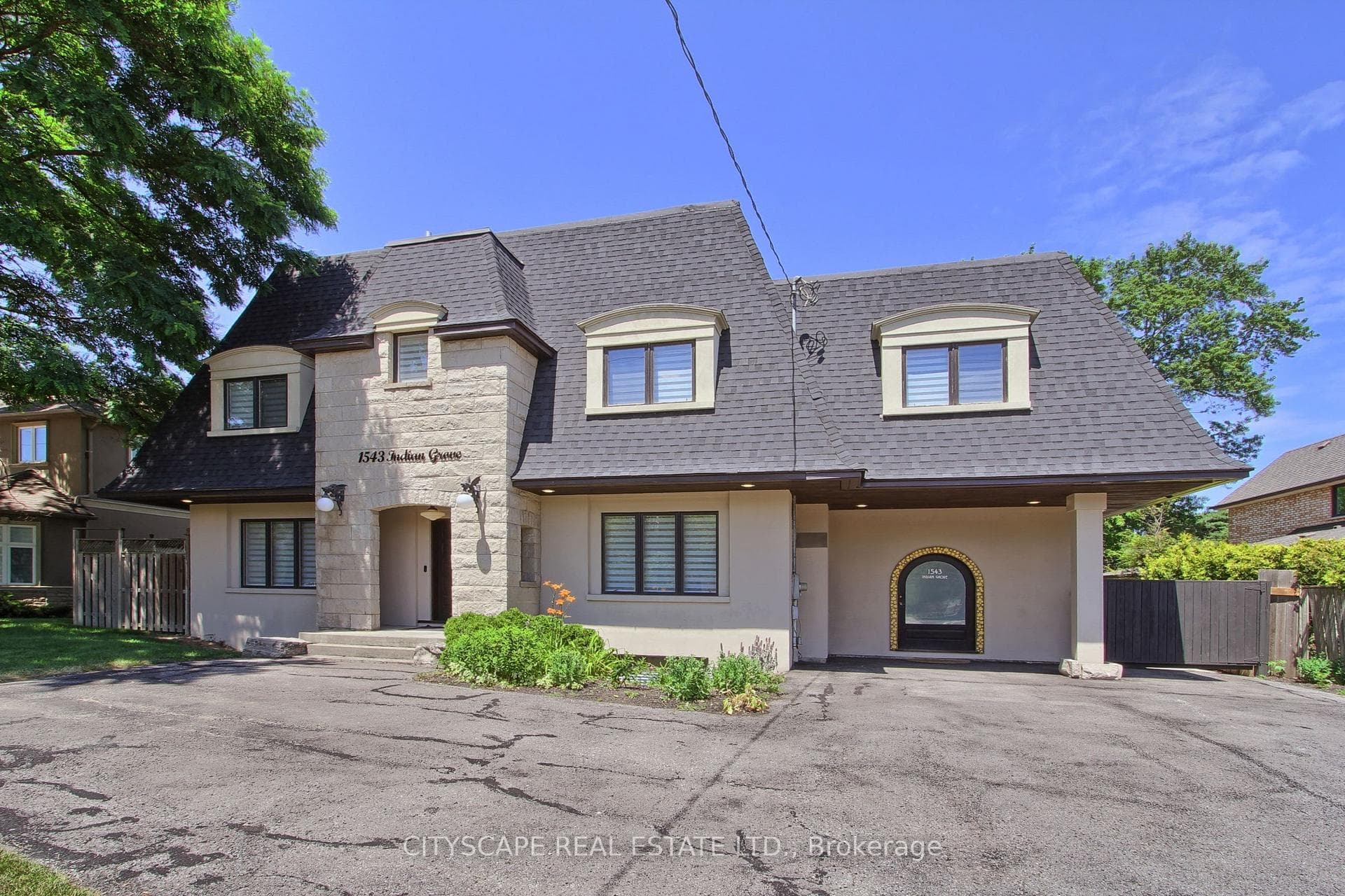 1543 Indian Grove photo 2