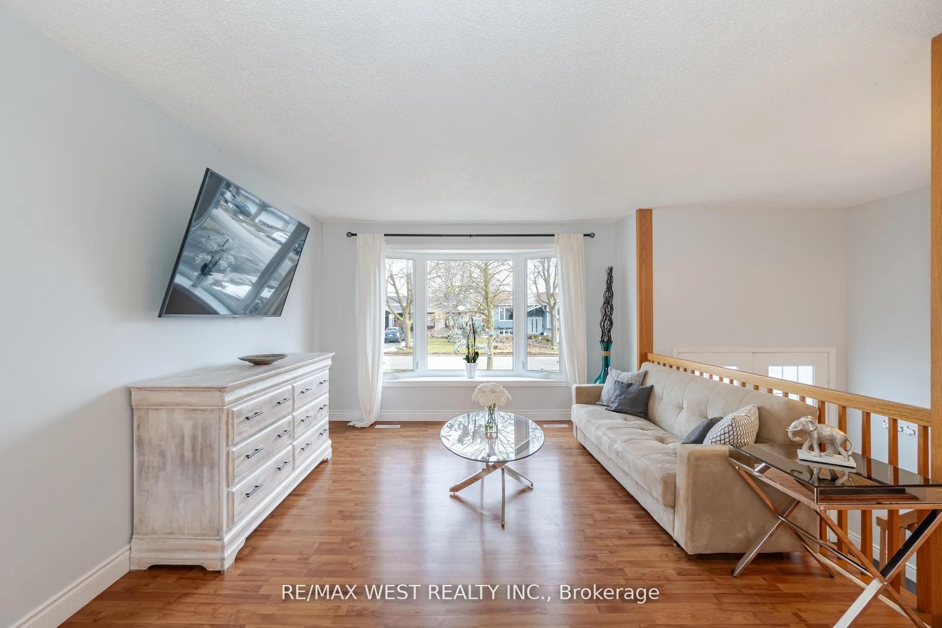 75 Wright Crescent Unit Upper photo 2