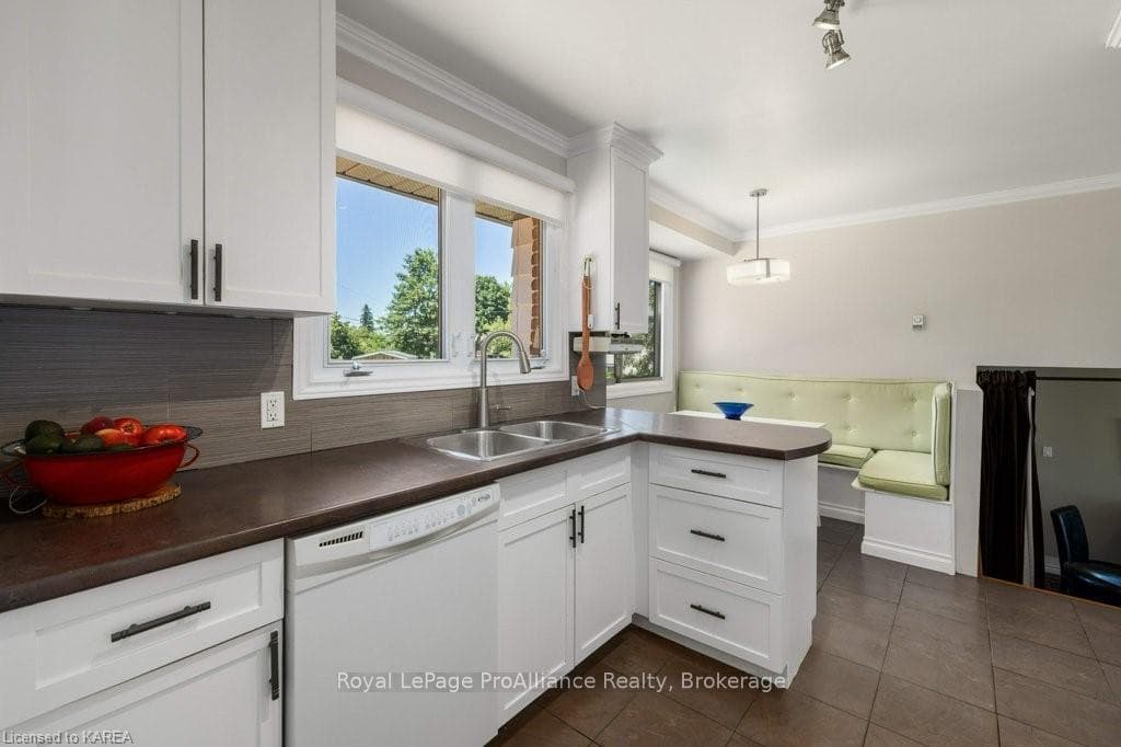 671 SUSSEX Boulevard photo 15