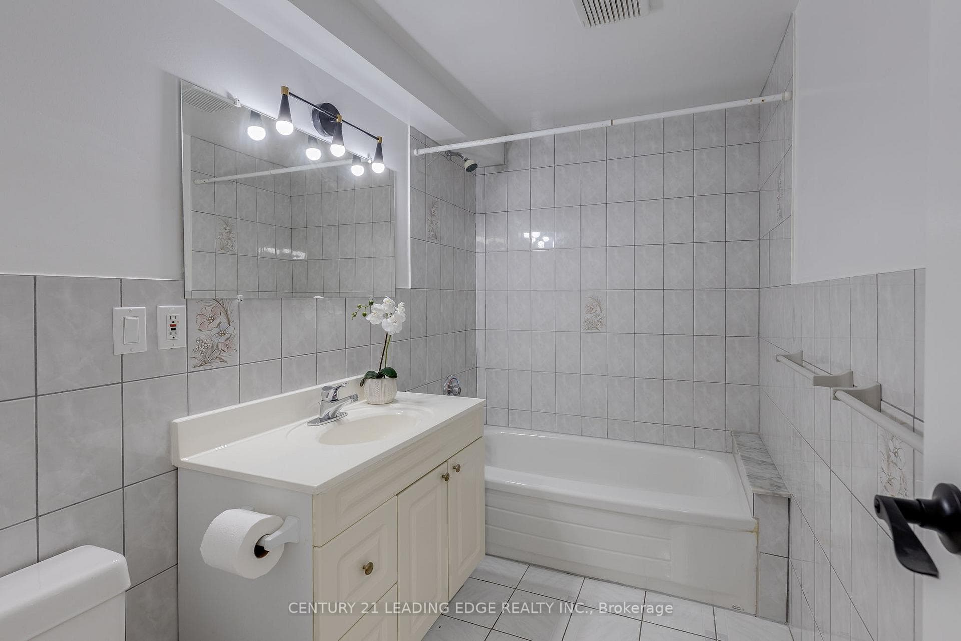 1482 QUEENSBURY Crescent photo 39
