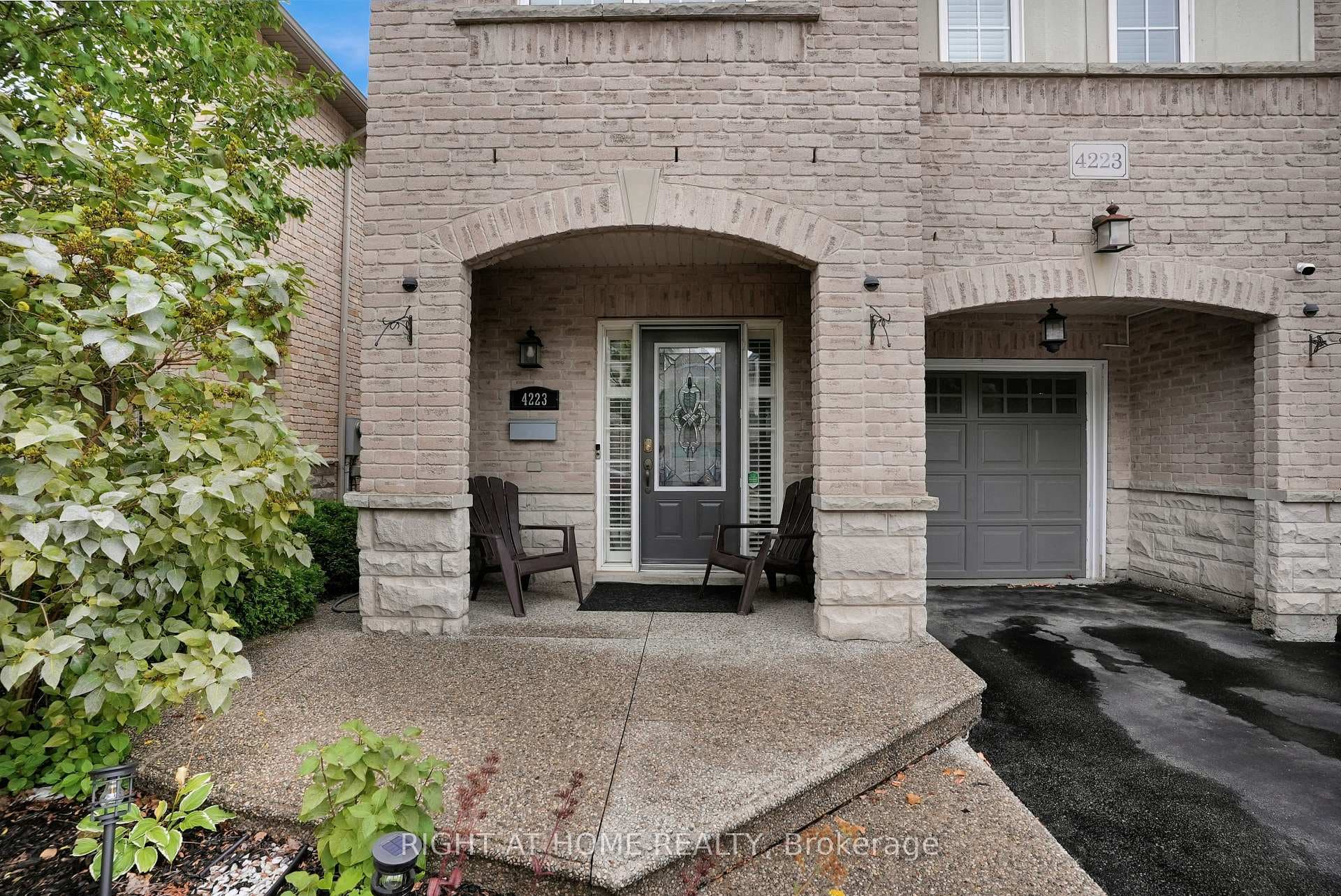4223 Cole Crescent photo 2