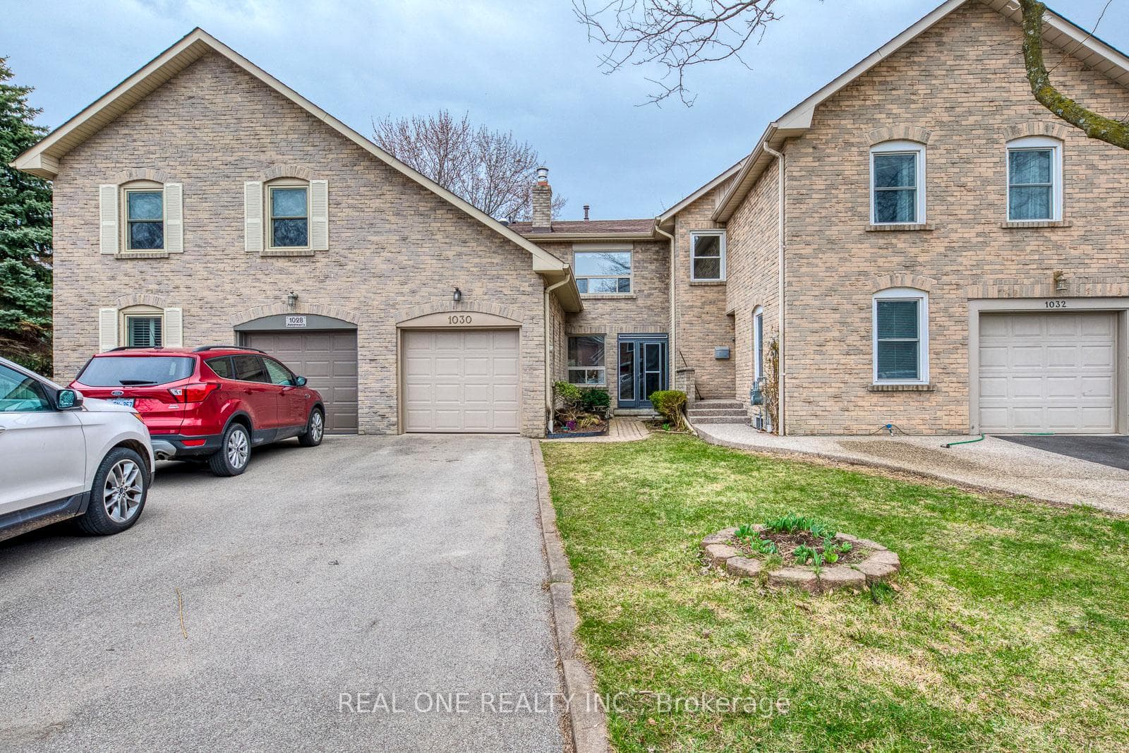 1030 Runnymead Crescent photo 4