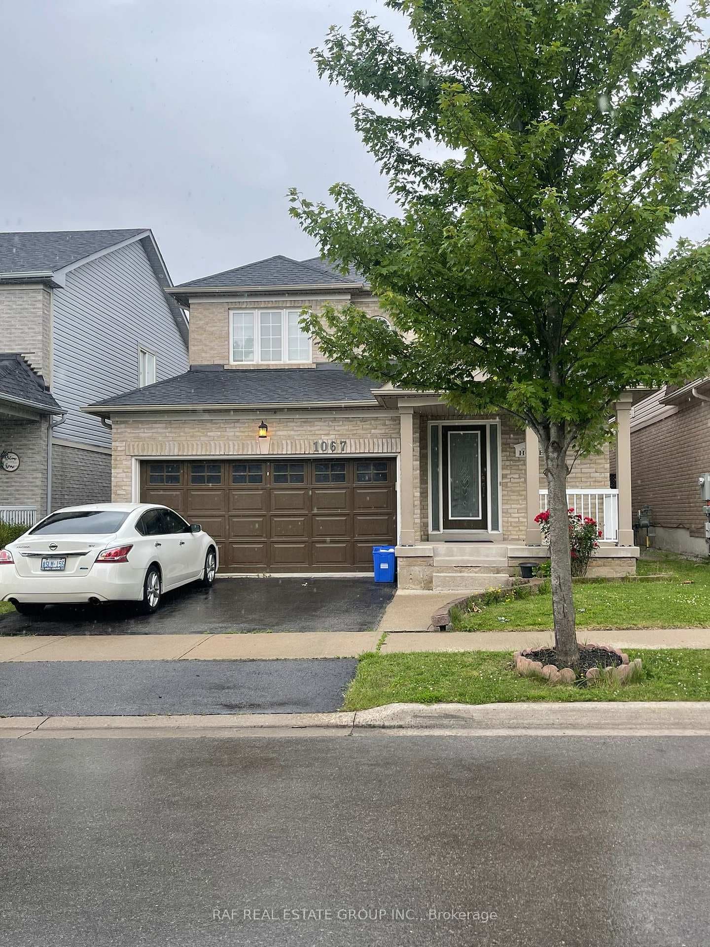 1067 Easterbrook Crescent photo 2