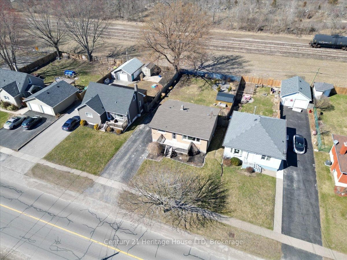 519 Clarence Street photo 37
