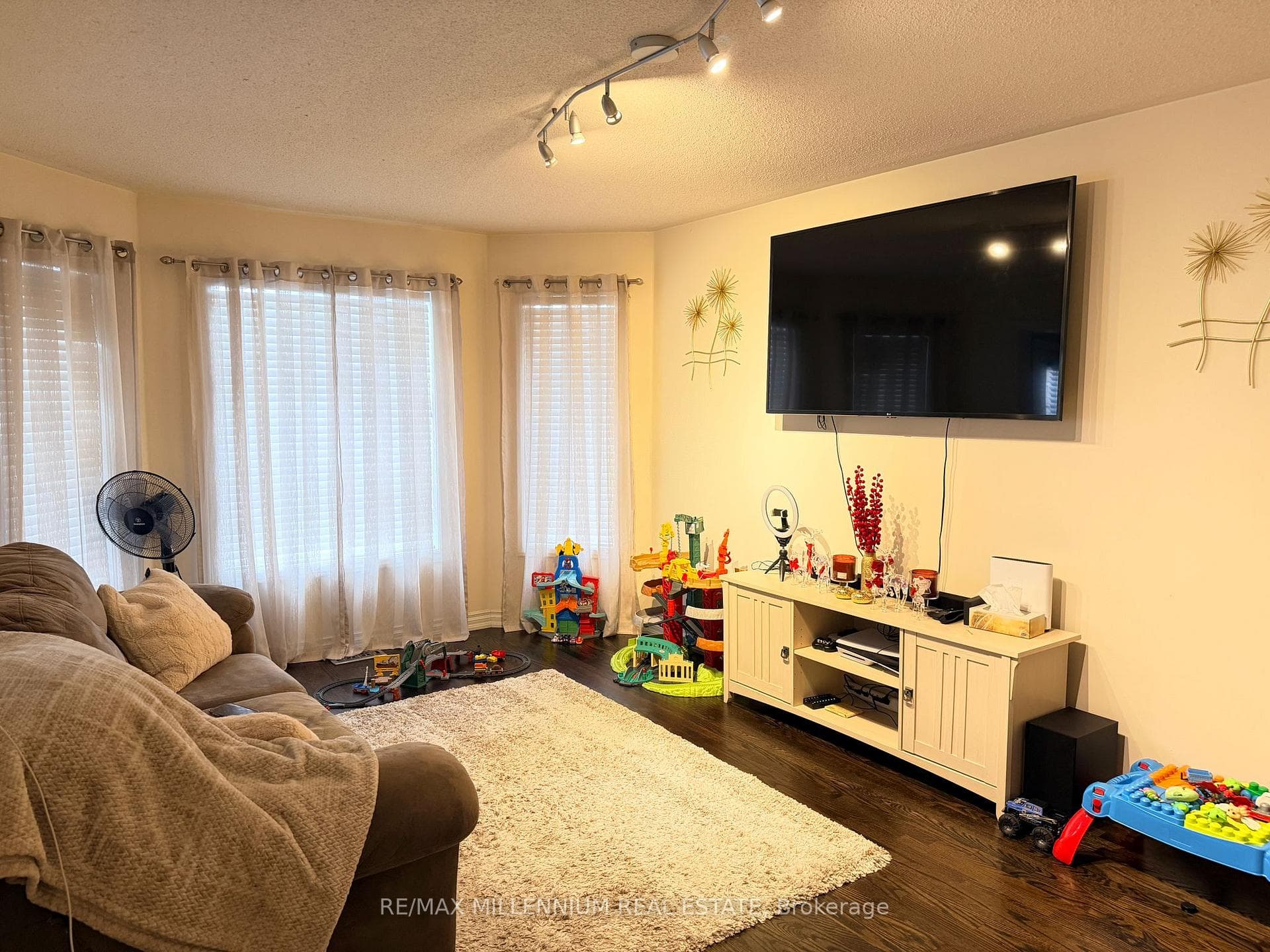 234 Waterbury Street photo 25