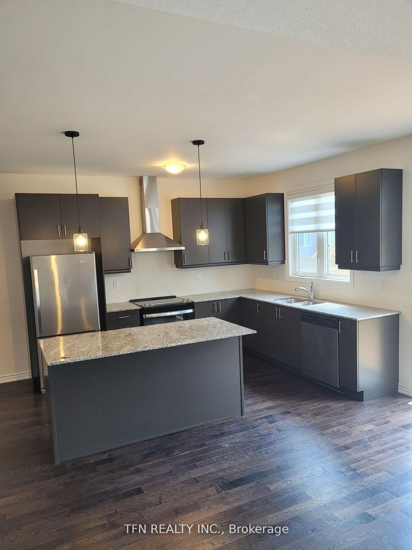 3213 Mosley Street photo 2