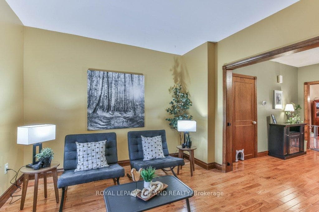 941 QUEENS Avenue photo 8