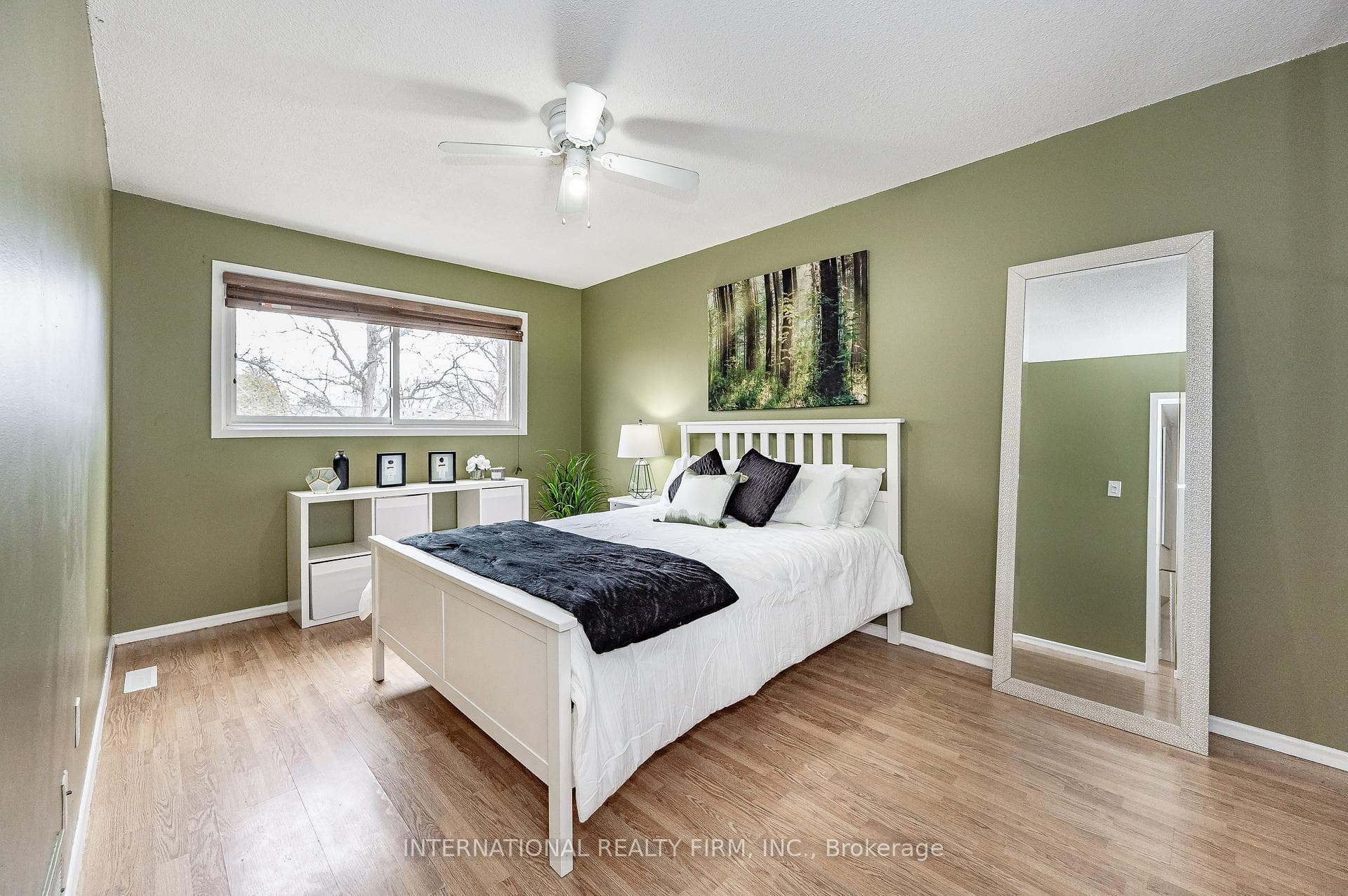 1568 Newlands Crescent Unit 52 photo 17
