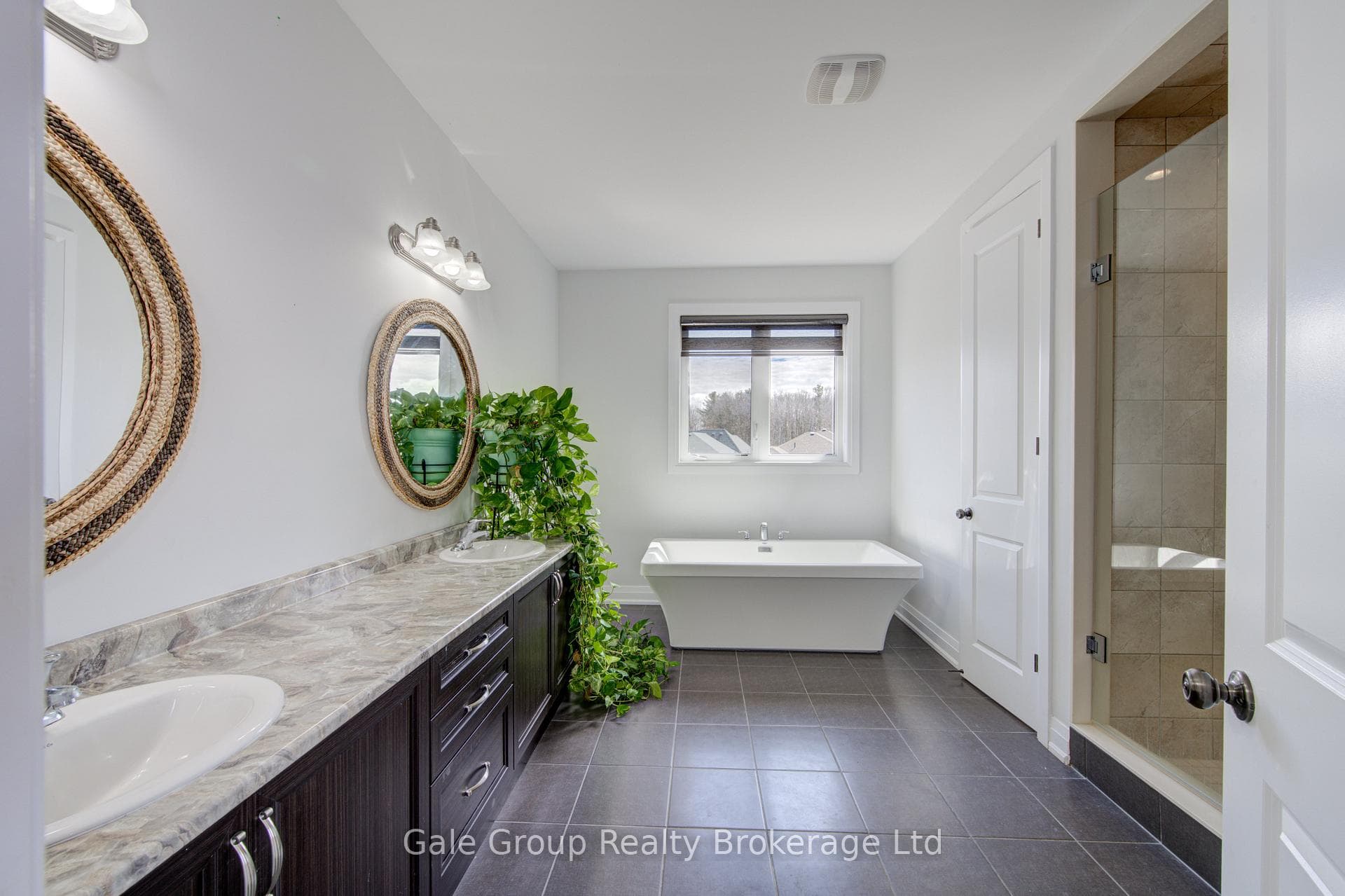 125 Prince Charles Crescent photo 32