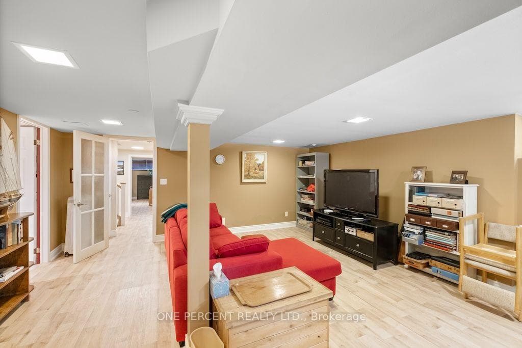 583 Stephens Crescent photo 32