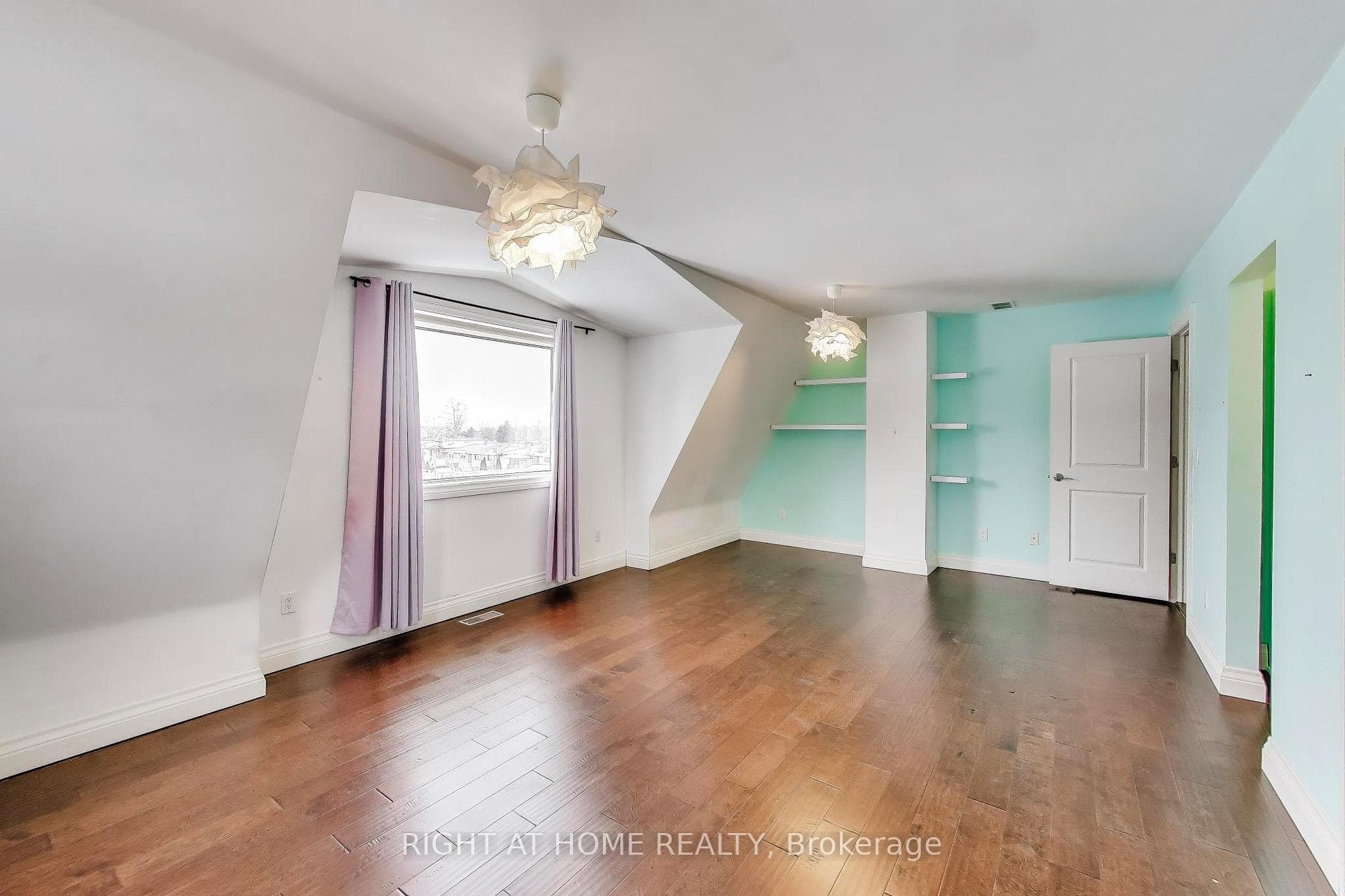 1090 Westmount Avenue photo 18