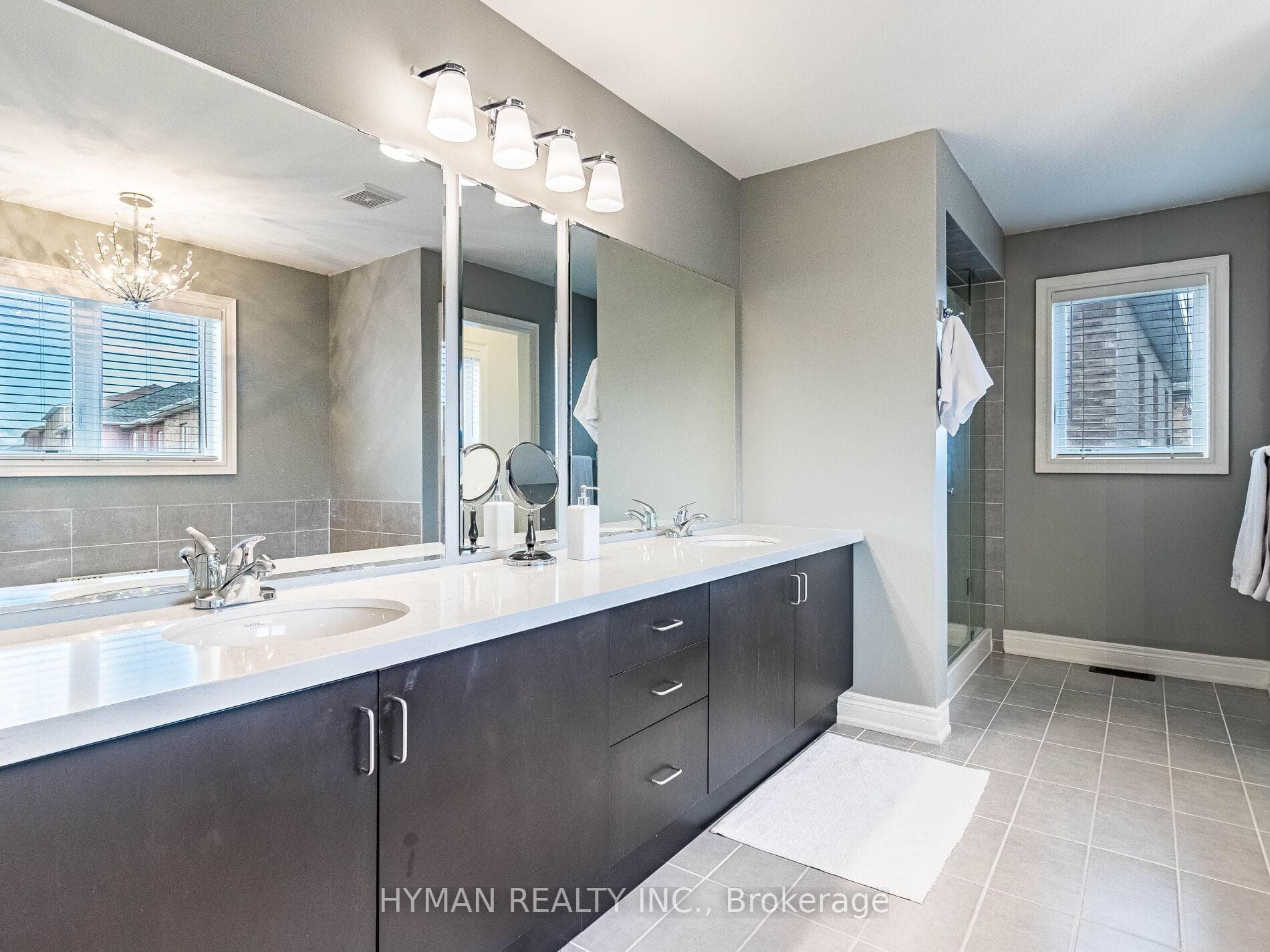 5-piece ensuite with spa-like ambiance.