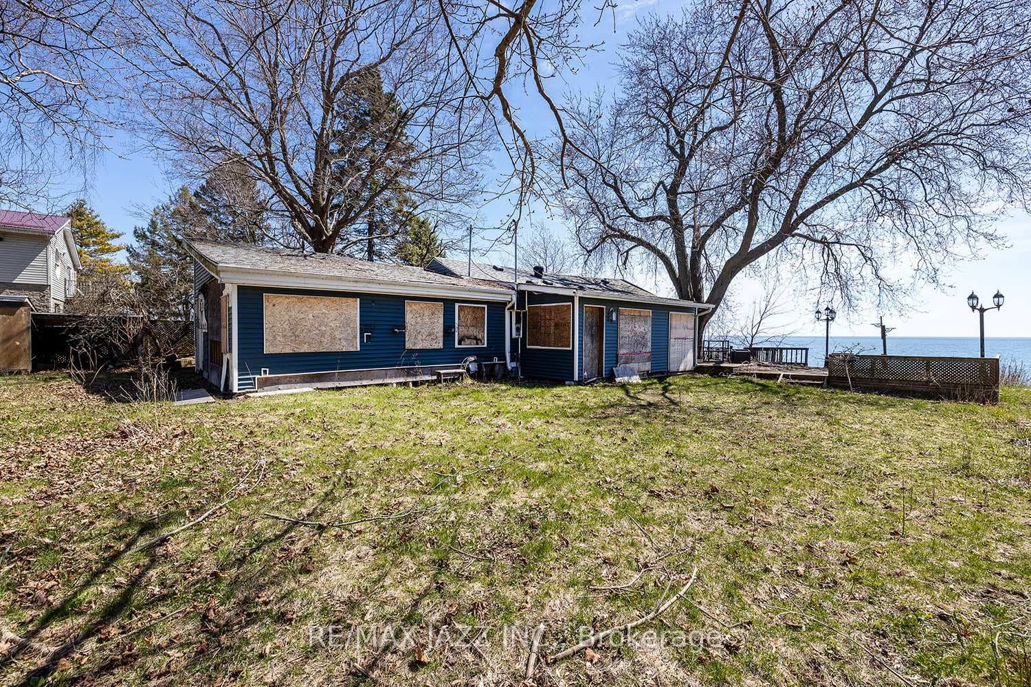 2802 Thickson Road photo 10