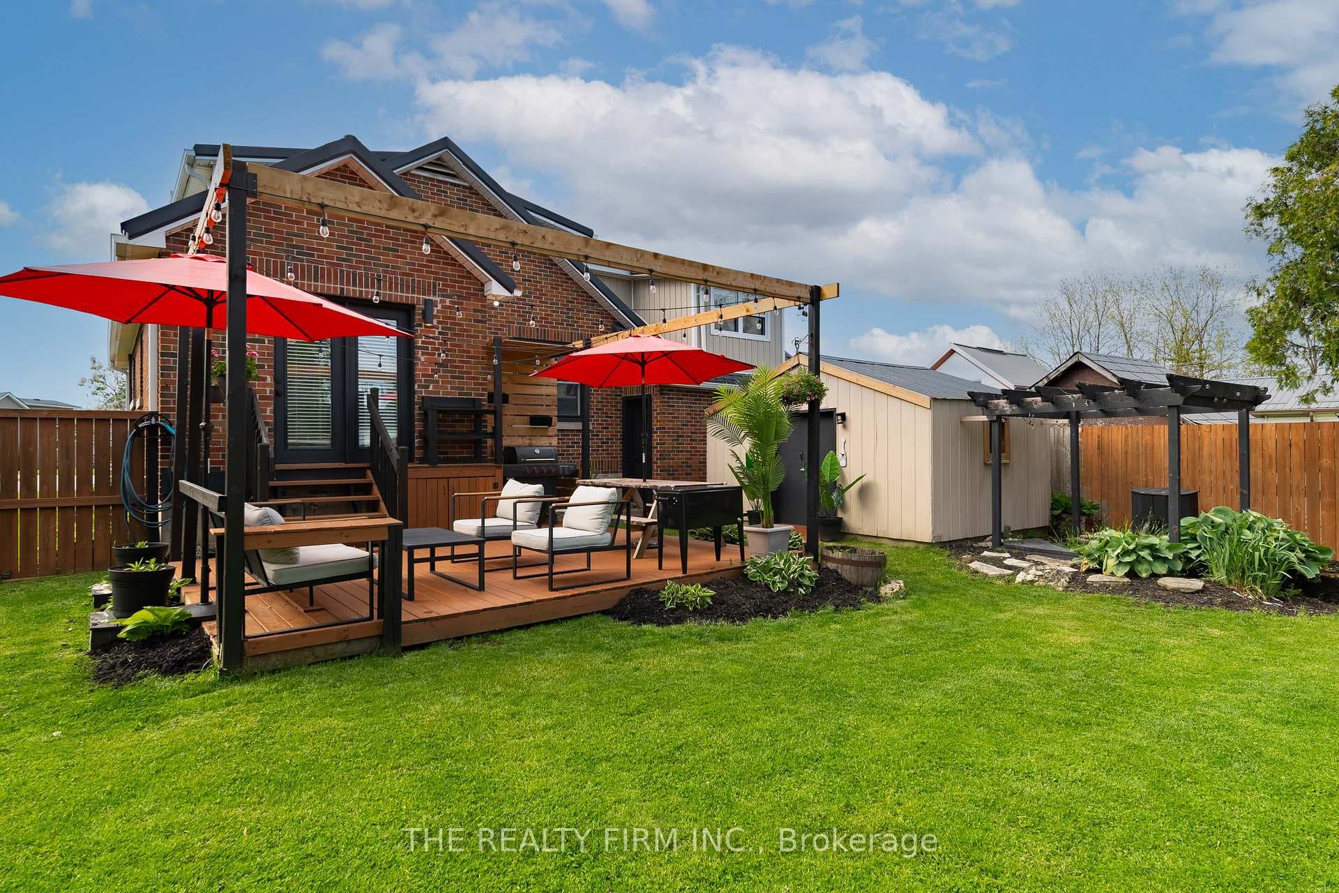 599 John Street photo 8