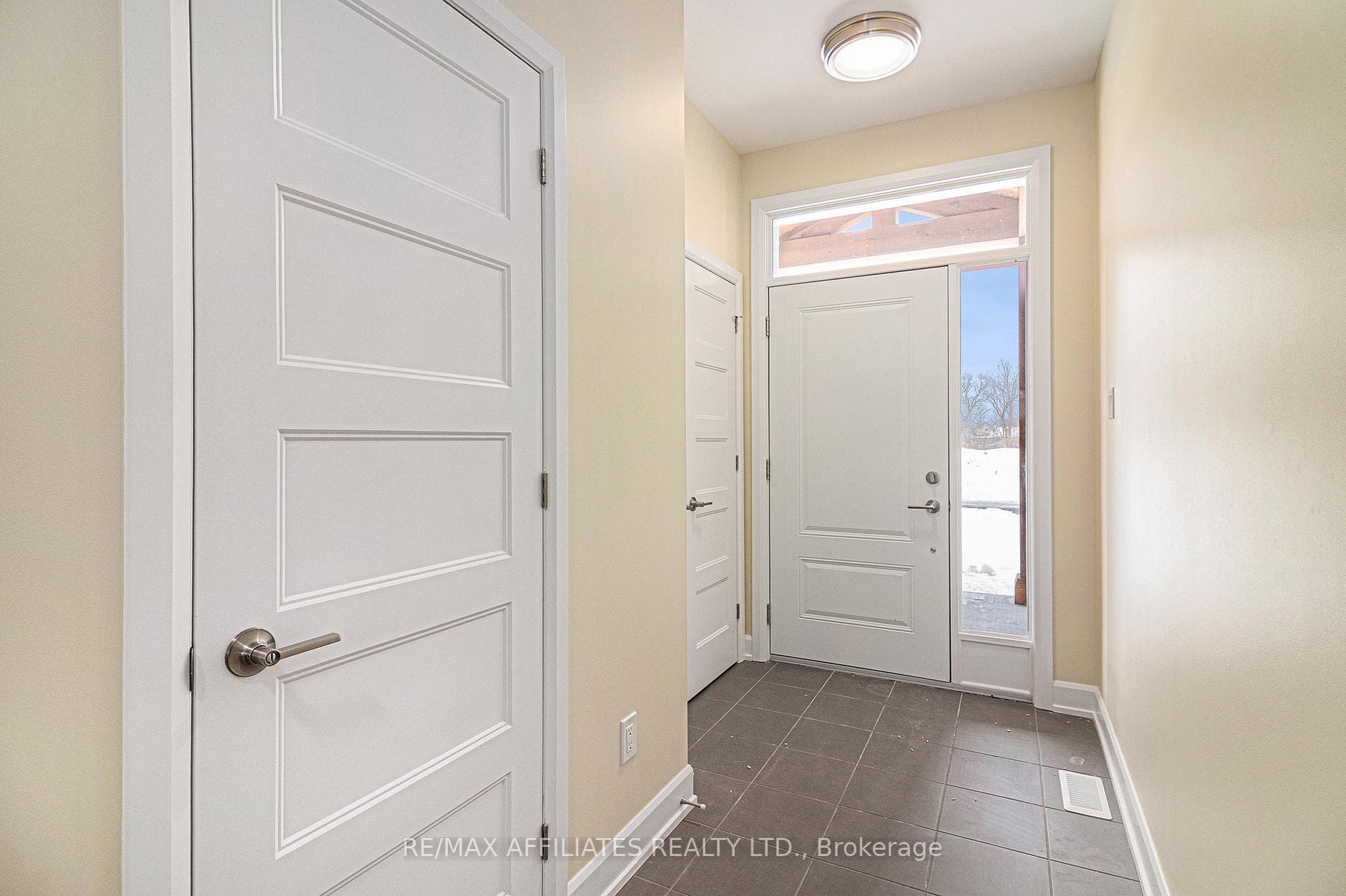 373 VOYAGEUR Place photo 2