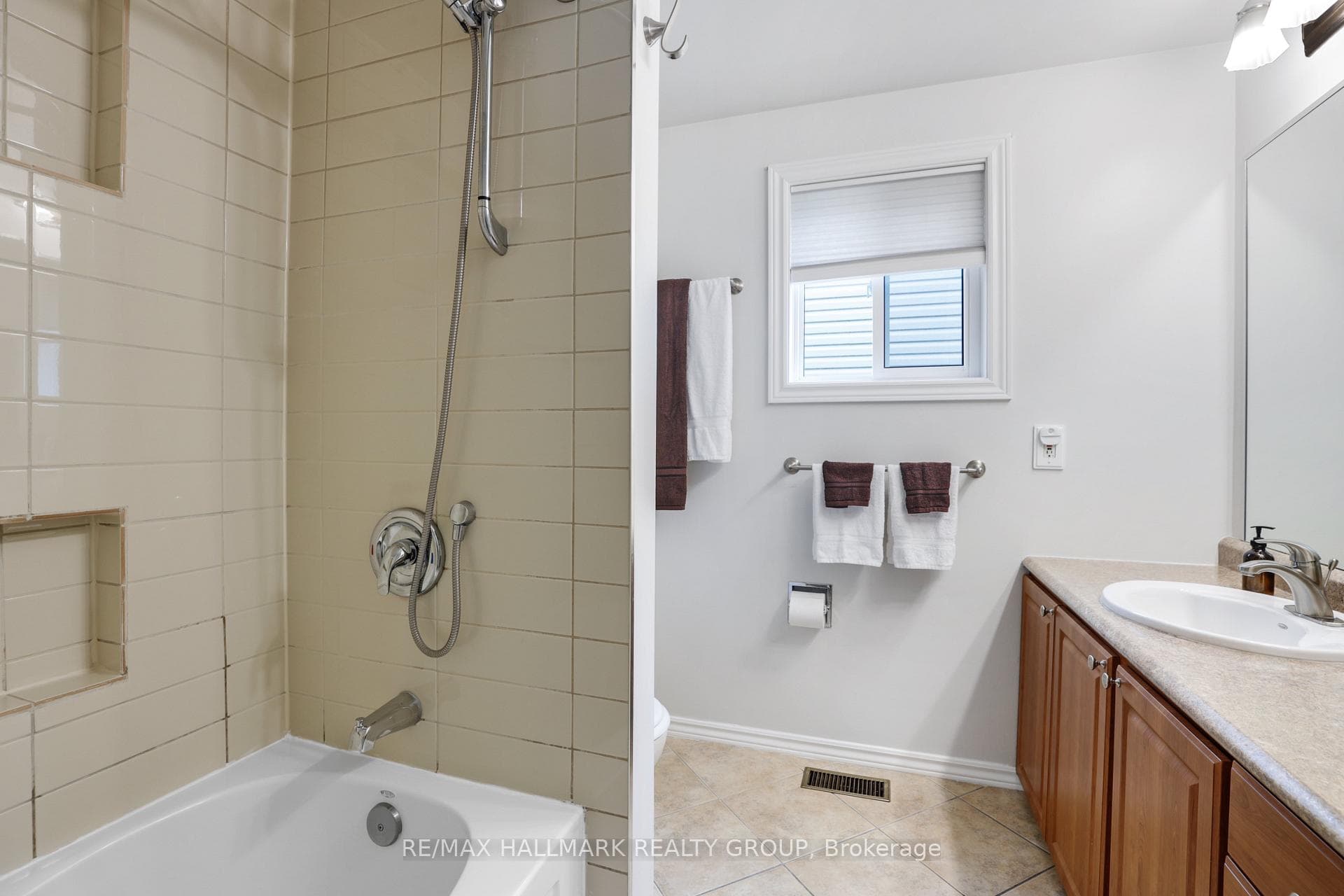 FULL BATHROOM | 2nd linen closet